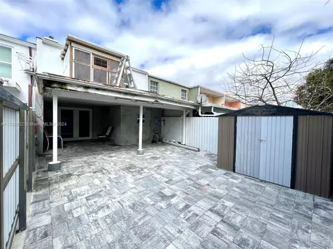 Exterior - 924 W 79th Pl, Hialeah, FL 33014 photo 7 of 8