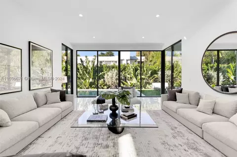 275 W 33rd St, Miami Beach, FL 33140