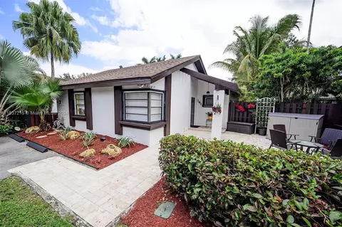 1411 E Sandpiper Cir, Pembroke Pines, FL 33026