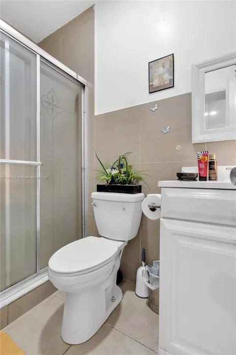 Bath - 6220 E 4th Ave, Hialeah, FL 33013 photo 2 of 3