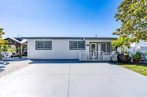 Exterior - 6220 E 4th Ave, Hialeah, FL 33013 photo 3 of 4