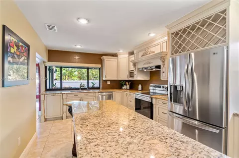 Kitchen - 7400 Sabal Dr, Miami Lakes, FL 33014 photo 4 of 5