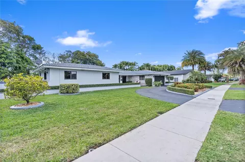 Exterior - 7400 Sabal Dr, Miami Lakes, FL 33014 photo 6 of 13