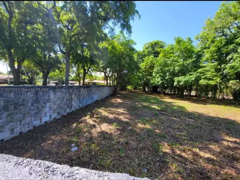 Exterior - 7400 Sabal Dr, Miami Lakes, FL 33014 photo 11 of 13