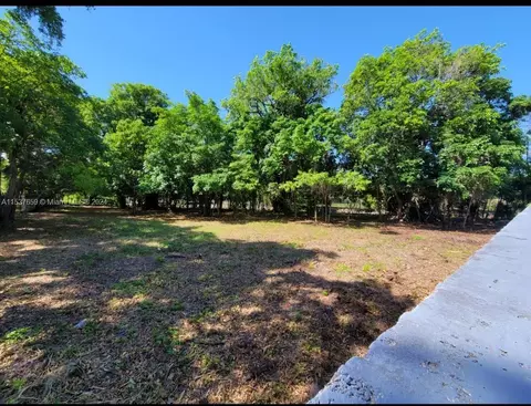 Exterior - 7400 Sabal Dr, Miami Lakes, FL 33014 photo 12 of 13
