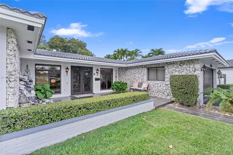 Exterior - 7400 Sabal Dr, Miami Lakes, FL 33014 photo 8 of 13