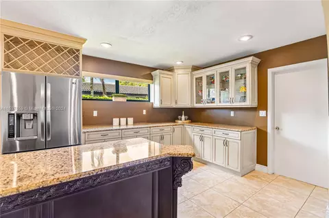 Kitchen - 7400 Sabal Dr, Miami Lakes, FL 33014 photo 3 of 5