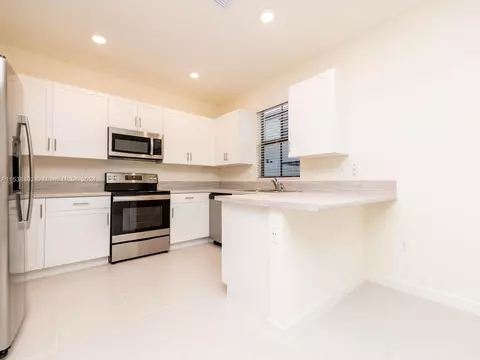 Kitchen - 3358 W 112th St #3358, Hialeah, FL 33018 photo 3 of 5