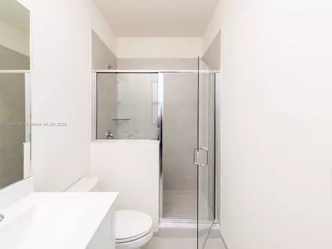 Bath - 3358 W 112th St #3358, Hialeah, FL 33018 photo 3 of 6