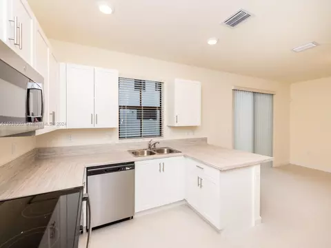 Kitchen - 3358 W 112th St #3358, Hialeah, FL 33018 photo 4 of 5