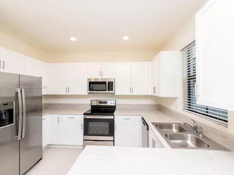 Kitchen - 3358 W 112th St #3358, Hialeah, FL 33018 photo 2 of 5