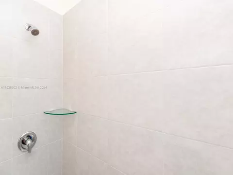 Bath - 3358 W 112th St #3358, Hialeah, FL 33018 photo 4 of 6
