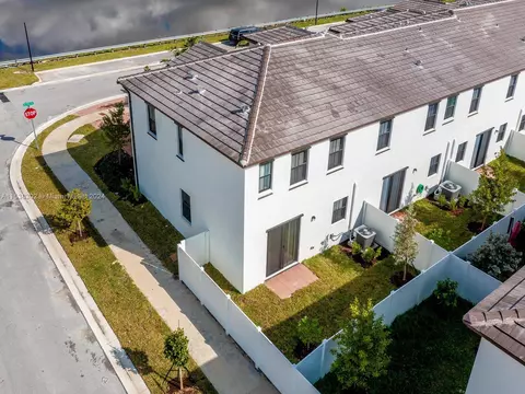 Exterior - 3358 W 112th St #3358, Hialeah, FL 33018 photo 26 of 27