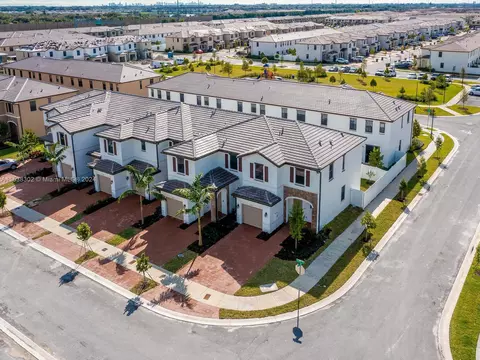 View/Area - 3358 W 112th St #3358, Hialeah, FL 33018 photo 2 of 11
