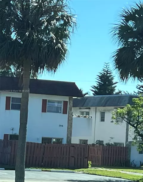 206 SW 1st St #J-1, Pompano Beach, FL 33060