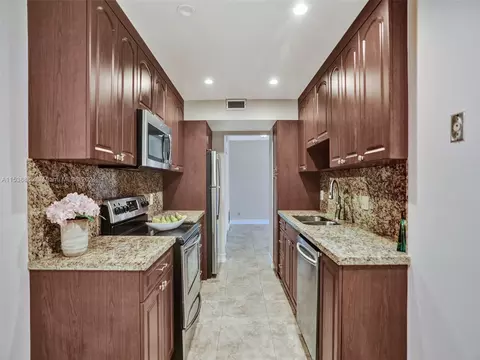 3800 Hillcrest Dr #315, Hollywood, FL 33021