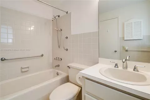 Bath - 2845 Granada Blvd #2A, Coral Gables, FL 33134 photo 1 of 2
