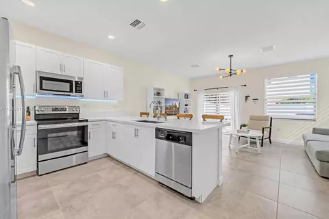 Kitchen - 10585 W 33 Ln, Hialeah, FL 33018 photo 1 of 2