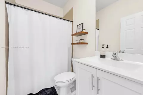 Bath - 10585 W 33 Ln, Hialeah, FL 33018 photo 3 of 3