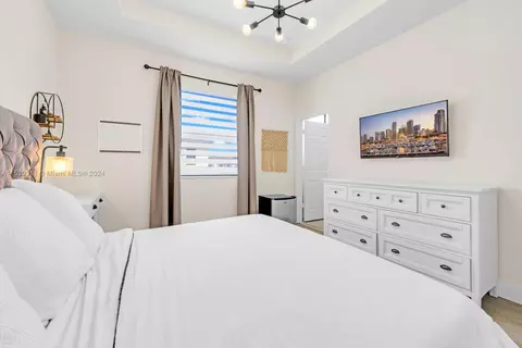 Bedroom - 10585 W 33 Ln, Hialeah, FL 33018 photo 2 of 4