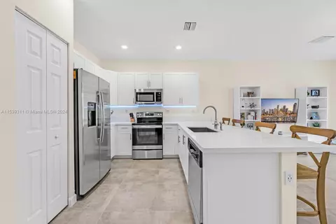 Kitchen - 10585 W 33 Ln, Hialeah, FL 33018 photo 2 of 2