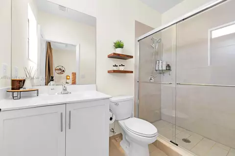 Bath - 10585 W 33 Ln, Hialeah, FL 33018 photo 2 of 3