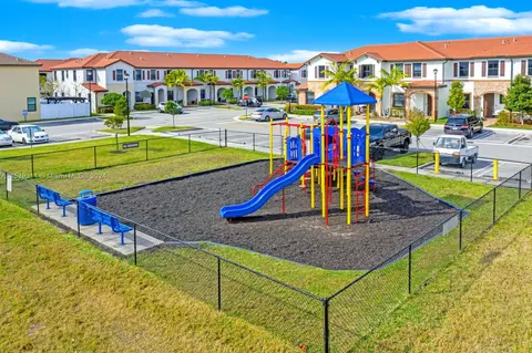 View/Area - 10585 W 33 Ln, Hialeah, FL 33018 photo 2 of 2