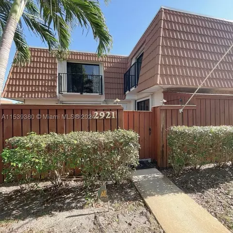 2921 N Waterford Dr N #1, Deerfield Beach, FL 33442