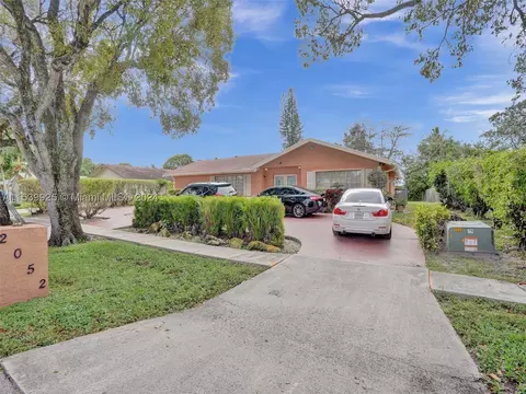 2052 Pinehurst Dr, West Palm Beach, FL 33407