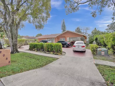 2052 Pinehurst Dr, West Palm Beach, FL 33407