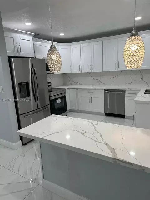 552 NE 161st St, North Miami Beach, FL 33162
