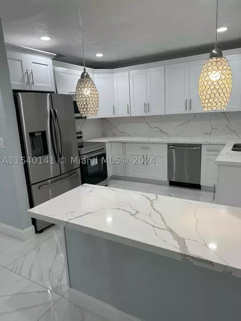 552 NE 161st St, North Miami Beach, FL 33162