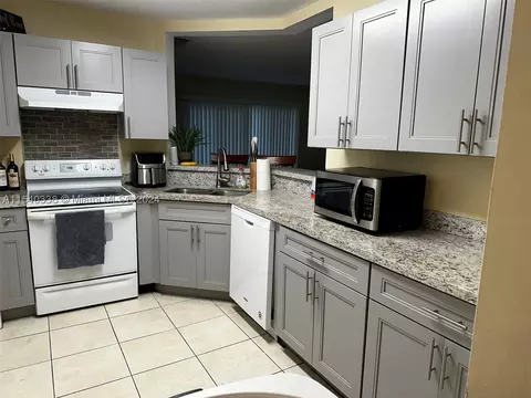 3433 NW 44th St #105, Oakland Park, FL 33309