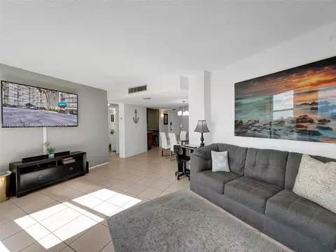 3401 N Country Club Dr #608, Aventura, FL 33180