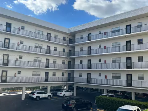 201 178th Dr #210, Sunny Isles Beach, FL 33160