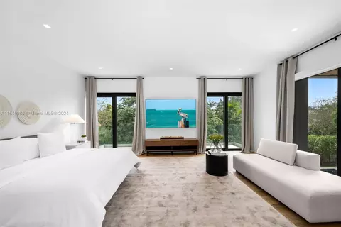 Bedroom - 9595 SW 72 Ct, Pinecrest, FL 33156 photo 5 of 7
