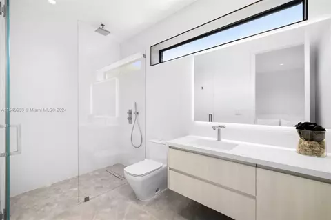Bath - 9595 SW 72 Ct, Pinecrest, FL 33156 photo 2 of 5