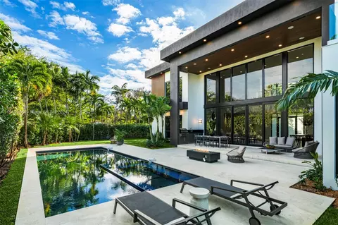 Exterior - 9595 SW 72 Ct, Pinecrest, FL 33156 photo 8 of 13