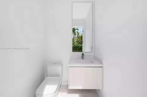 Bath - 9595 SW 72 Ct, Pinecrest, FL 33156 photo 5 of 5