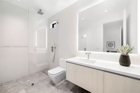 Bath - 9595 SW 72 Ct, Pinecrest, FL 33156 photo 4 of 5