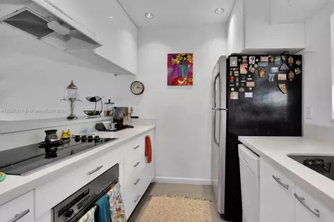 Kitchen - Undisclosed, Key Biscayne, FL 33149 photo 2 of 2