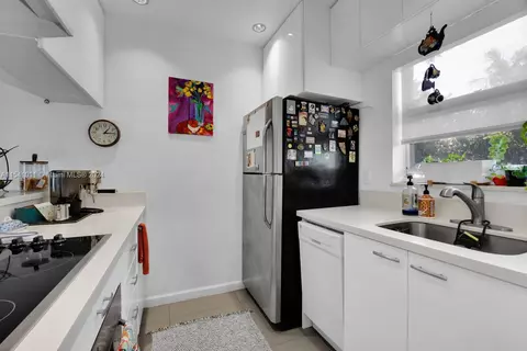 Kitchen - Undisclosed, Key Biscayne, FL 33149 photo 1 of 2