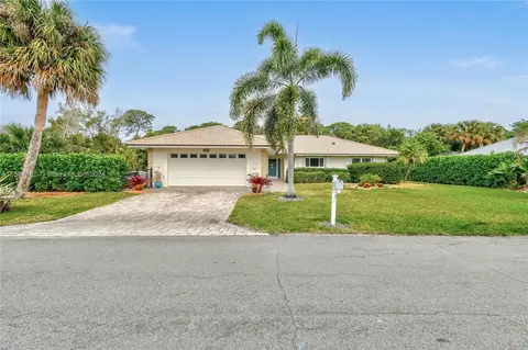 8605 SE Gulfstream Pl, Hobe Sound, FL 33455