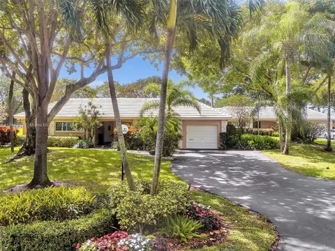 3731 Oaks Clubhouse Dr #V-1, Pompano Beach, FL 33069