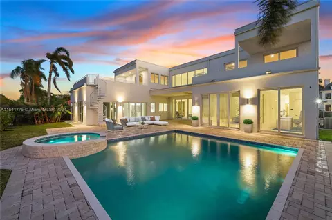 7153 Valencia Dr, Boca Raton, FL 33433