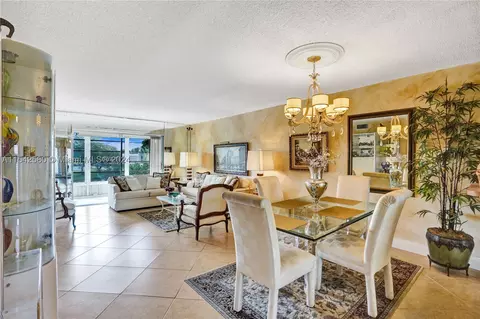 9221 Sunrise Lakes Blvd #304, Sunrise, FL 33322