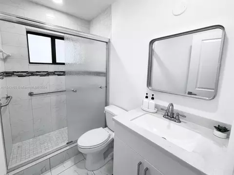 Bath - 494 W 41st Pl, Hialeah, FL 33012 photo 2 of 2