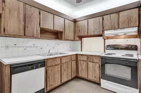 2 Briarwood Cir #102, Hollywood, FL 33024