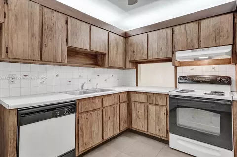 2 Briarwood Cir #102, Hollywood, FL 33024
