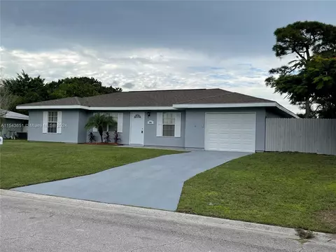 1385 SE Oakmont Ln, Port Saint Lucie, FL 34952